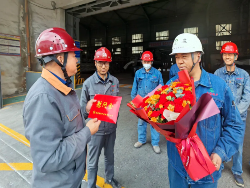 集團(tuán)領(lǐng)導(dǎo)&ldquo;五一&rdquo;節(jié)前看望慰問新晉行業(yè)勞模