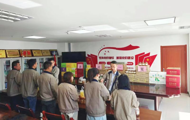 情系職工，夏送清涼&mdash;&mdash;朝物開投公司開展夏日送清涼活動(dòng)